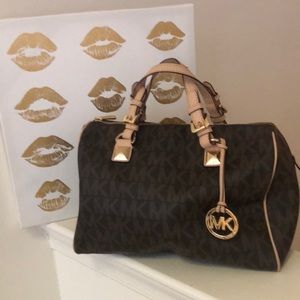 LOVE ME GENTLY- lovingly used Michael Kors bag❤️